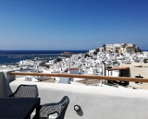 Naxos 2017 Kastell mit Portara im Hintergrund von unserer Dachterasse aus