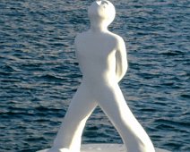 Barcelona Schwimmende Figur am Hafen von Barcelona an der Rambla Marina